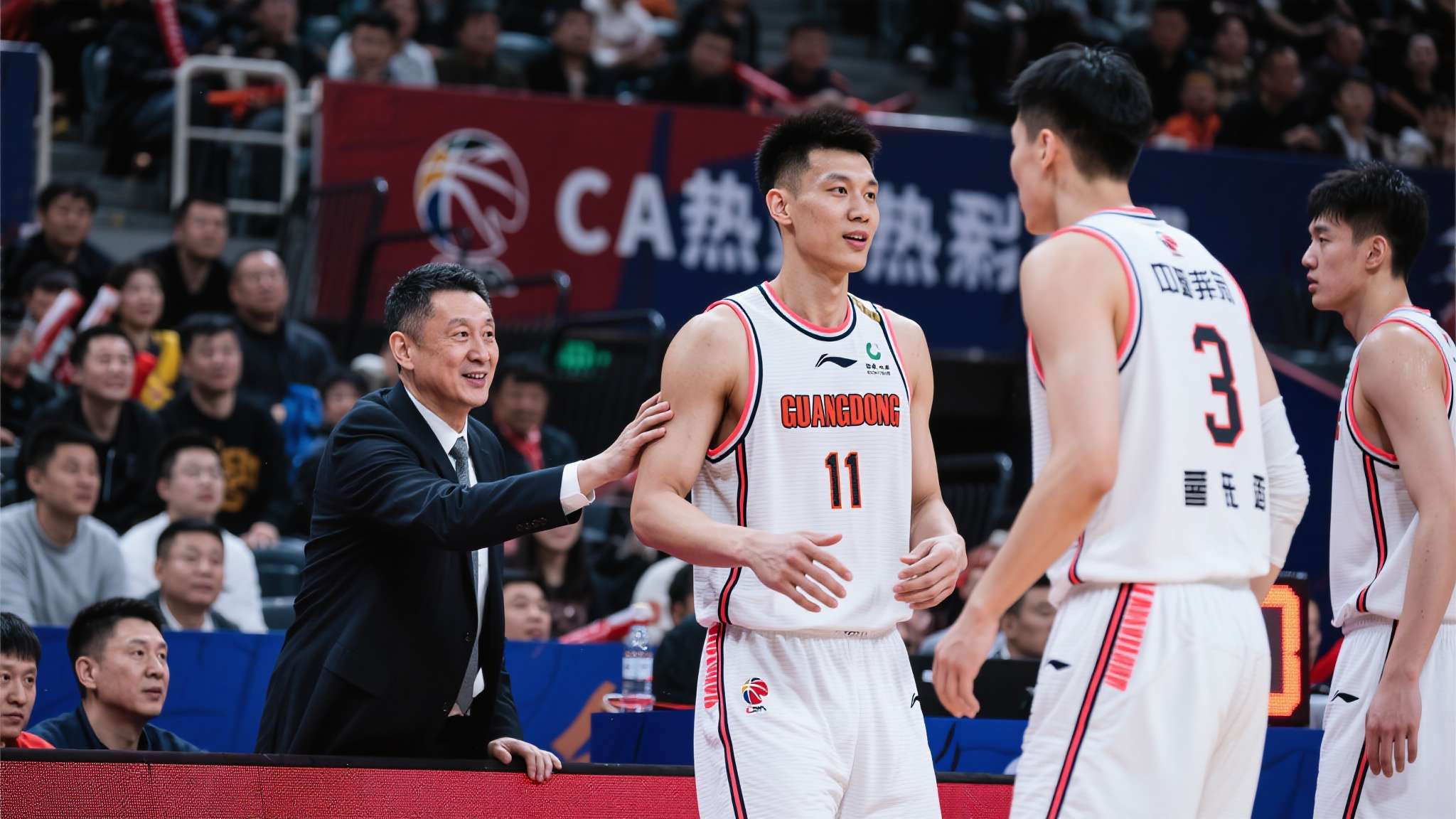 本赛季CBA联赛热度持续攀升，球员流转和教练动态成为球迷关注焦点。赵睿重返广东主